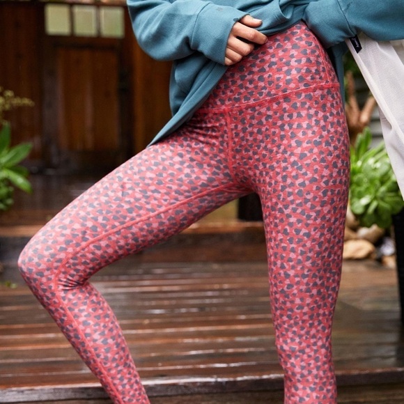 NWT Beyond Yoga Galentine’s High Waisted Heart Print Leggings - Picture 4 of 10
